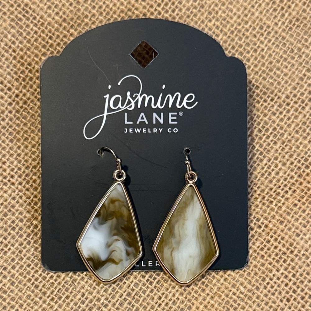 ๐ป Jasmine Lane Brown and White Marbled Look Dangle Earrings